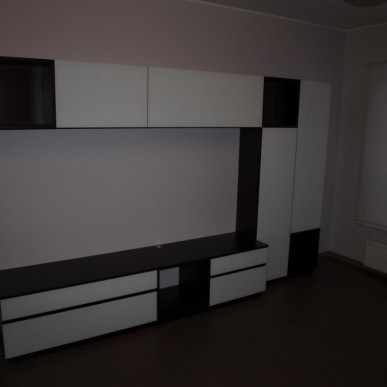 Modernus TV baldas su dažyto stiklo durelėmis